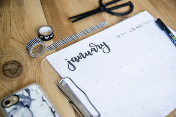 2018 Printable Calendars- Hand lettered script- so minimal and modern! Love how simple and elegant they are.