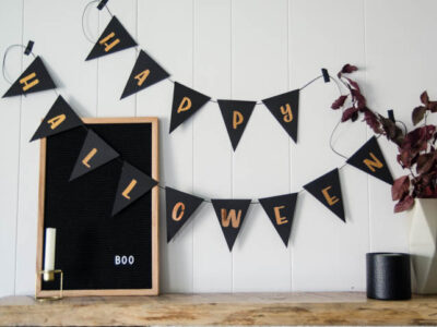 DIY Copper Foiled Halloween Garland - such a cute bunting and love how shiny that handlettered foil is!