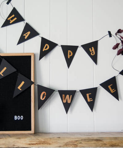 DIY Copper Foiled Halloween Garland - such a cute bunting and love how shiny that handlettered foil is!