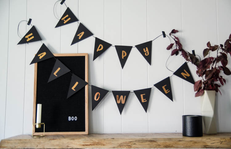 DIY Copper Foiled Halloween Garland - such a cute bunting and love how shiny that handlettered foil is!