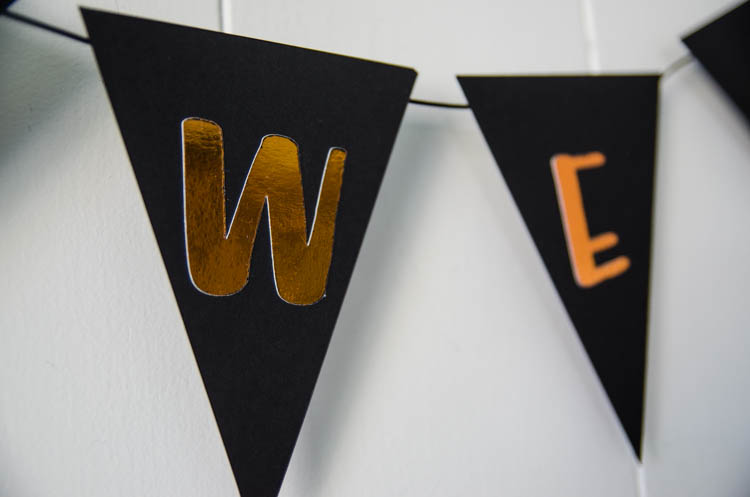 DIY Copper Foiled Halloween Garland - such a cute bunting and love how shiny that handlettered foil is!