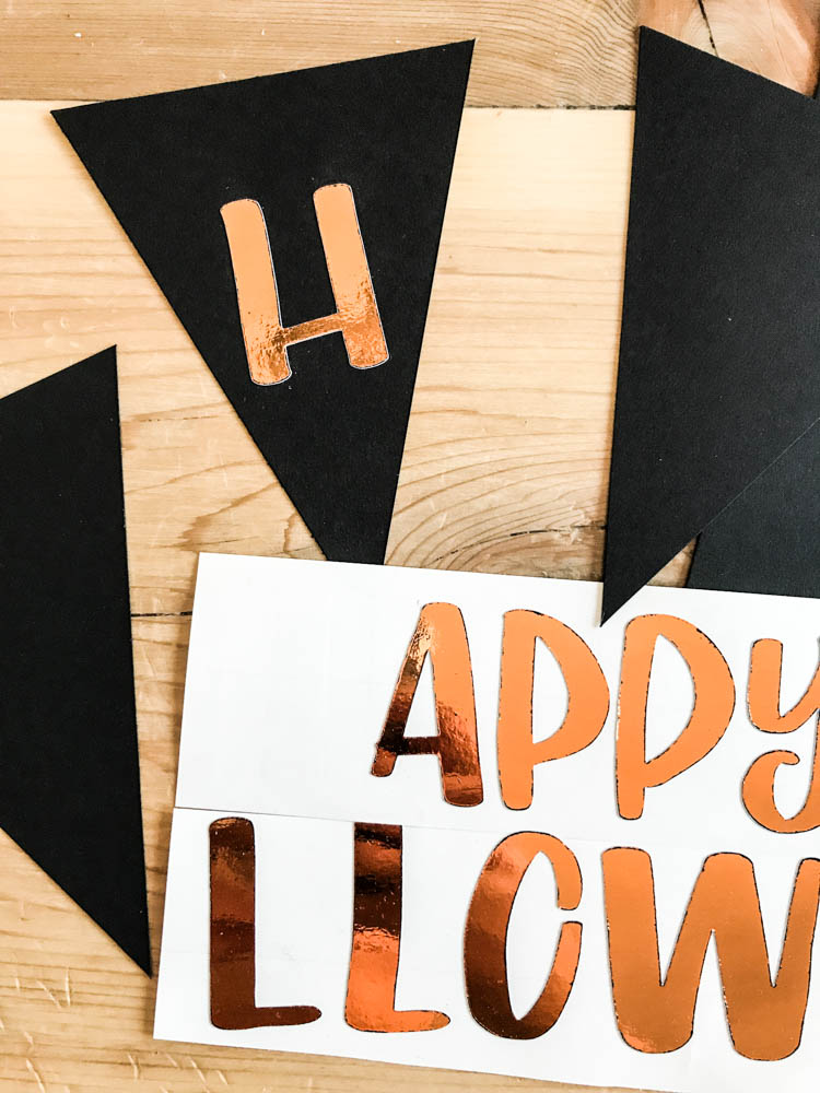 DIY Copper Foiled Halloween Garland - such a cute bunting and love how shiny that handlettered foil is!