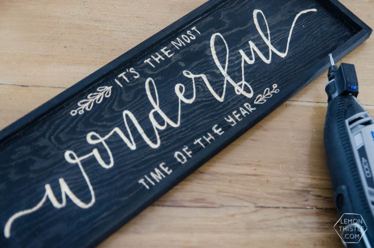 DIY Holiday Wooden Sign... I love this stain relief technique!