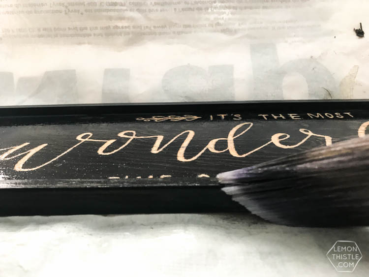 DIY Holiday Wooden Sign... I love this stain relief technique!