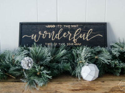 DIY Holiday Wooden Sign... I love this stain relief technique!