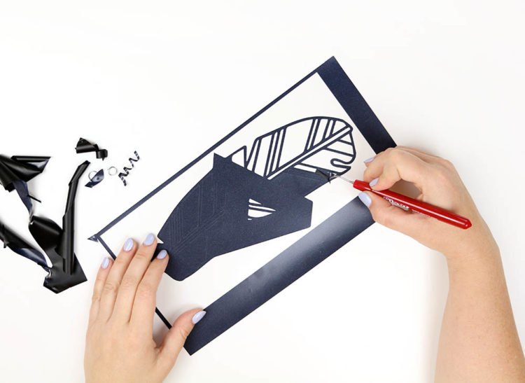 DIY Line Art Tote Bag- love this modern monogram with the banana leaf!