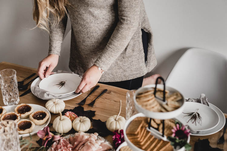 Setting an autumn tablescape