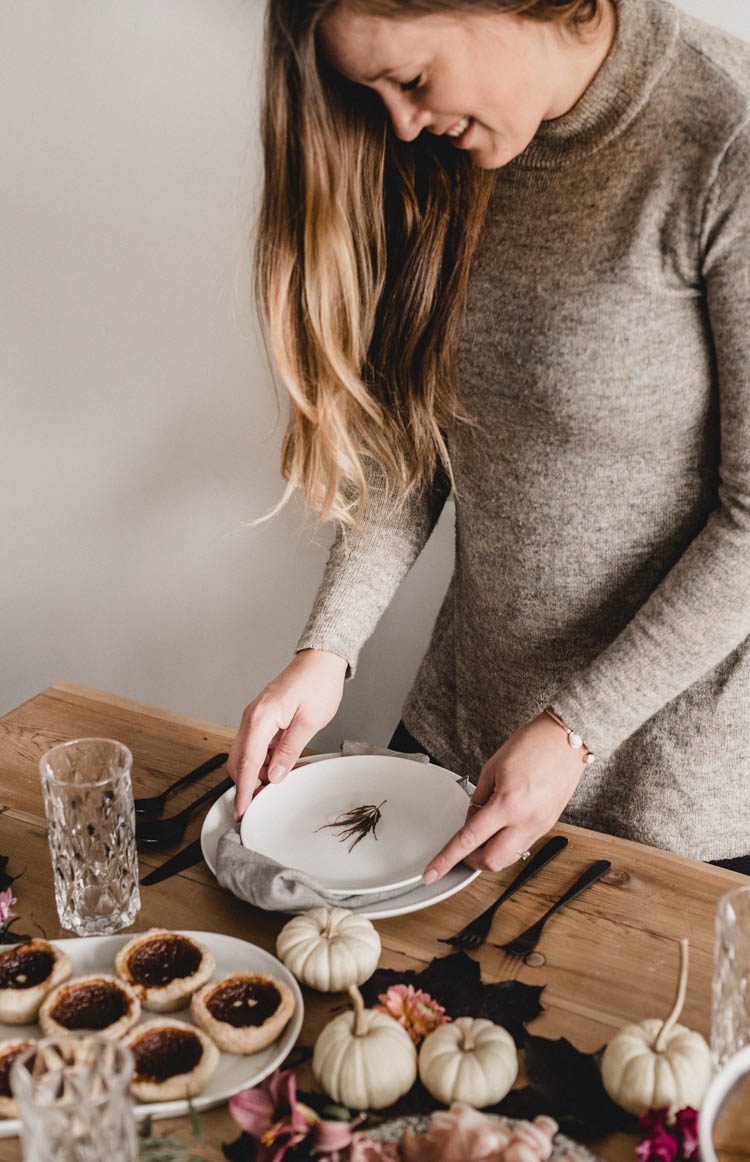 Setting an autumn tablescape