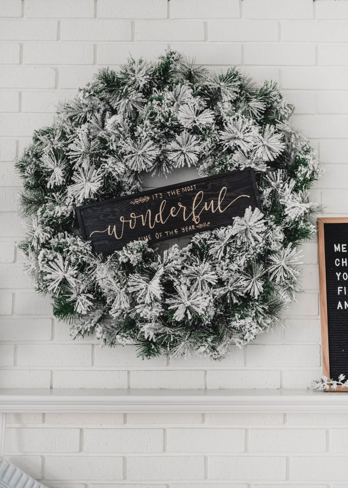 Love the wooden sign in the wreath on the mantel!