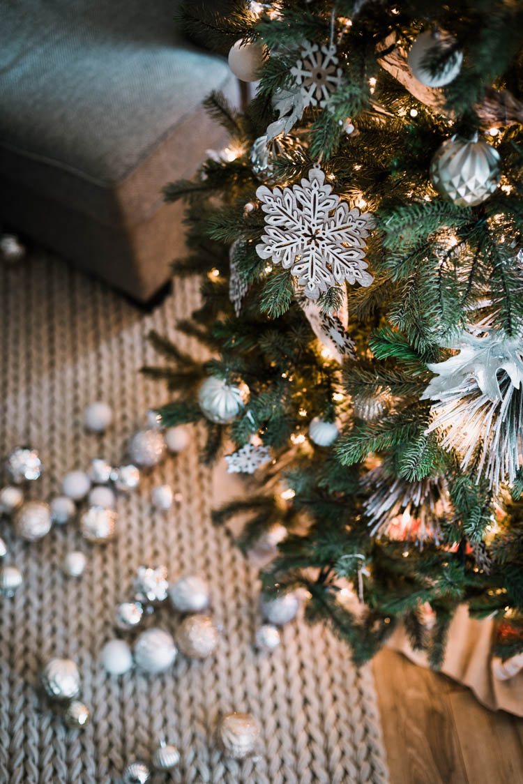 Love these natural wood and silver onaments!