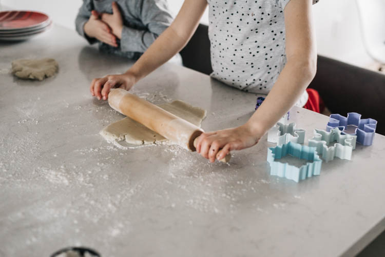 Holiday Baking with Kids- my tips to make it less stressful!