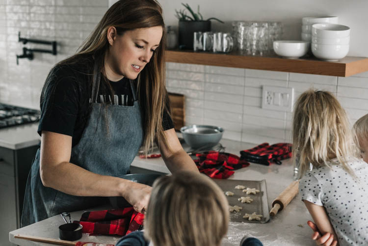 Holiday Baking with Kids- my tips to make it less stressful!