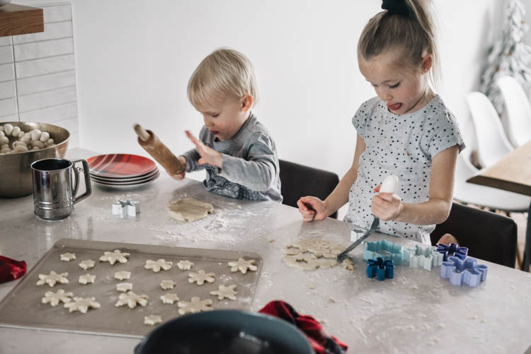 Holiday Baking with Kids- my tips to make it less stressful!