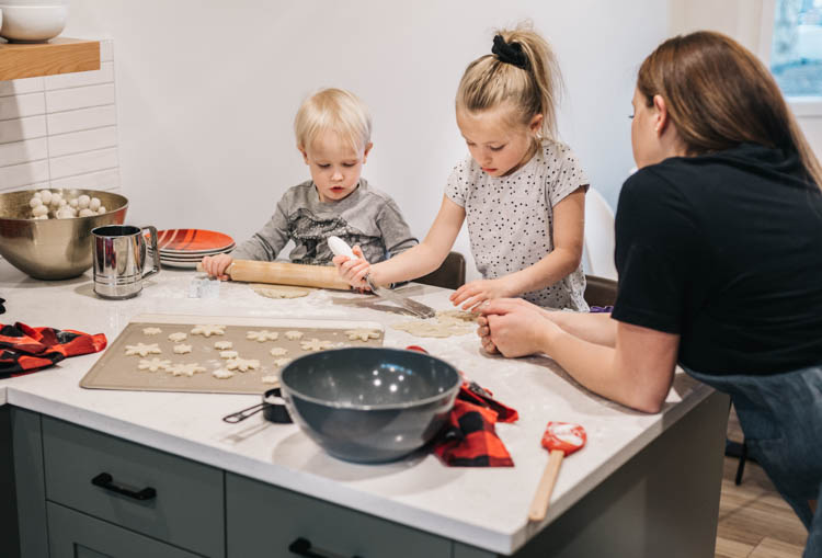 Holiday Baking with Kids- my tips to make it less stressful!