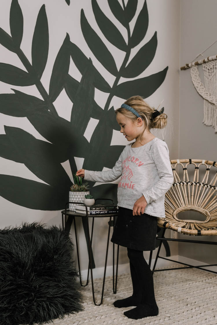 DIY Botanical Mural - a simple version with a timelapse video of the process. Good tips for a beginner too!