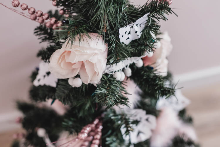 Flowers in trees for christmas- lovely!