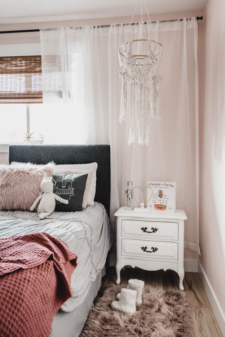 Cute Girls bedroom at Christmas time - love that macrame!