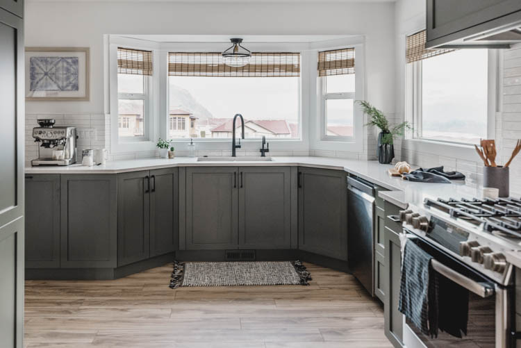 Kitchen sink in the bay window for a modern but totally classic kitchen