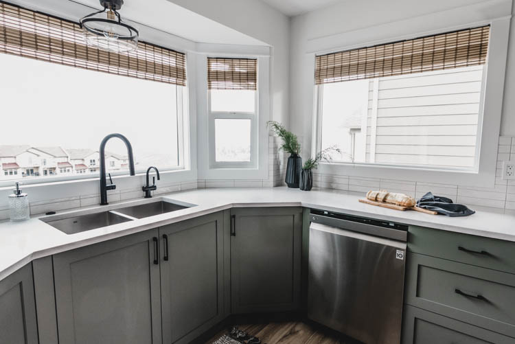 Love this whole bay window kitchen sink idea