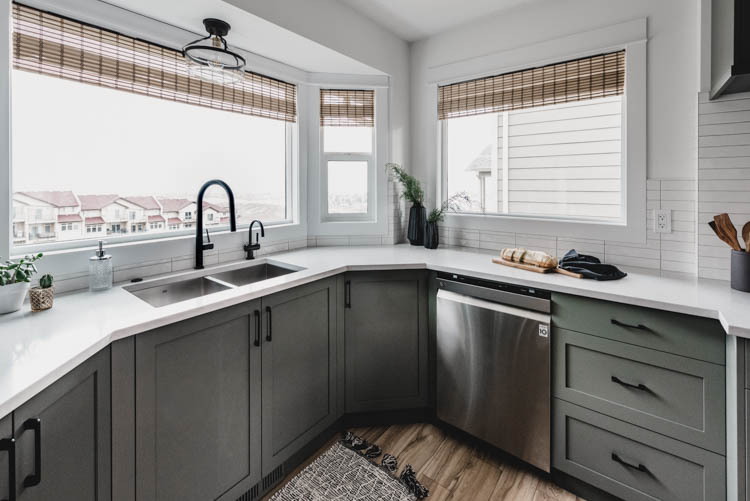 Love these wooden shades! Perfect DIY 