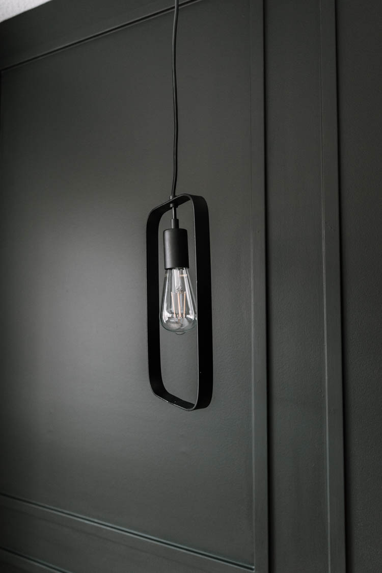 black lights on black walls, moulding wall on wall