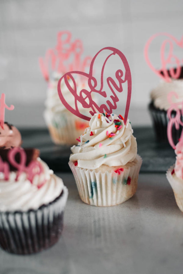 Be mine! Cake topper in cupcake