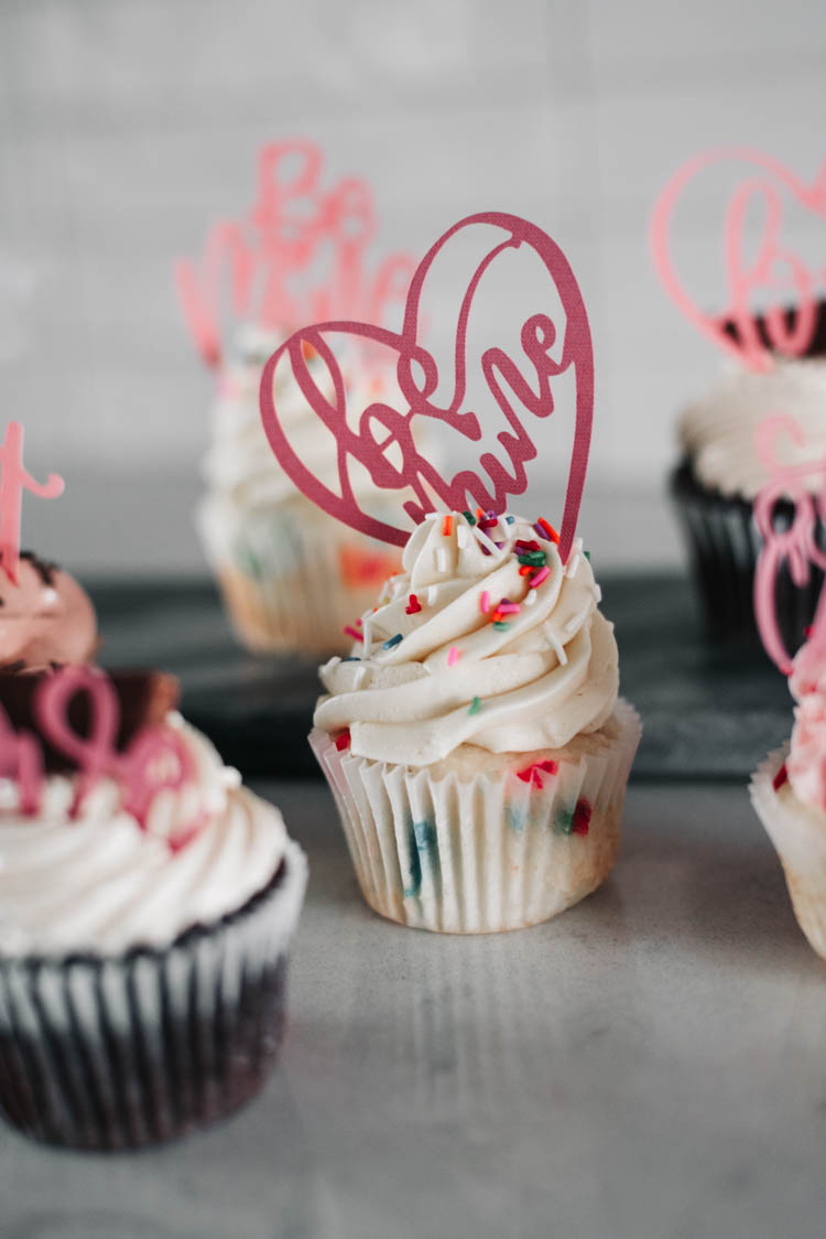 Be mine! Cake topper in cupcake