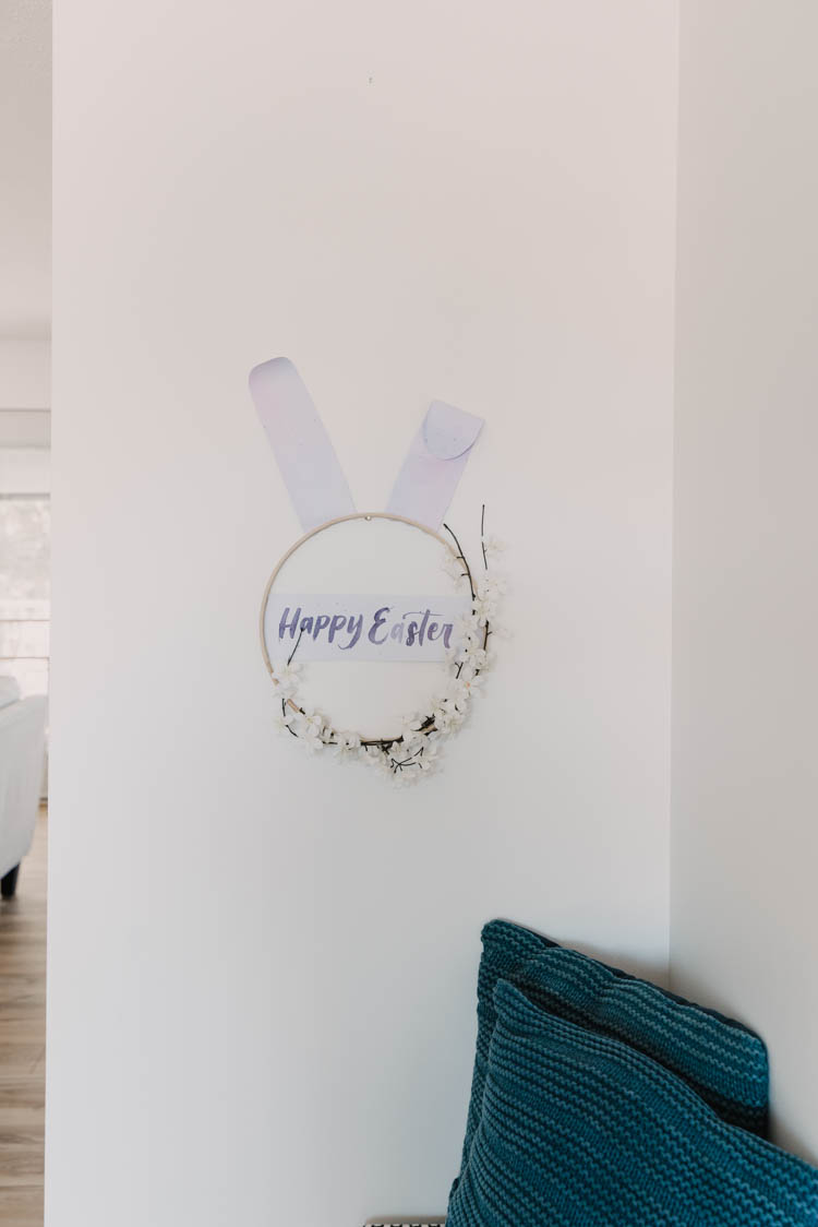 Modern DIY Easter Wreath... love this easter bunny hoop wreath!