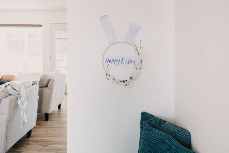 Modern DIY Easter Wreath... love this easter bunny hoop wreath!