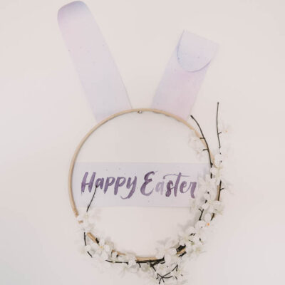 Modern DIY Easter Wreath... love this easter bunny hoop wreath!
