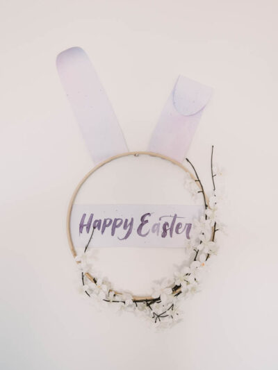 Modern DIY Easter Wreath... love this easter bunny hoop wreath!