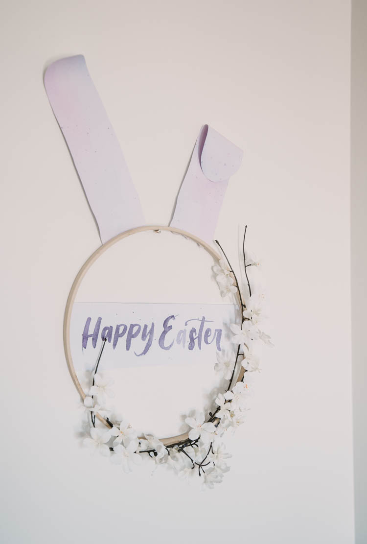 Modern DIY Easter Wreath... love this easter bunny hoop wreath!