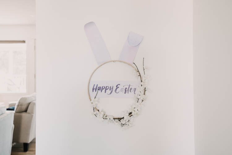 Modern DIY Easter Wreath... love this easter bunny hoop wreath!