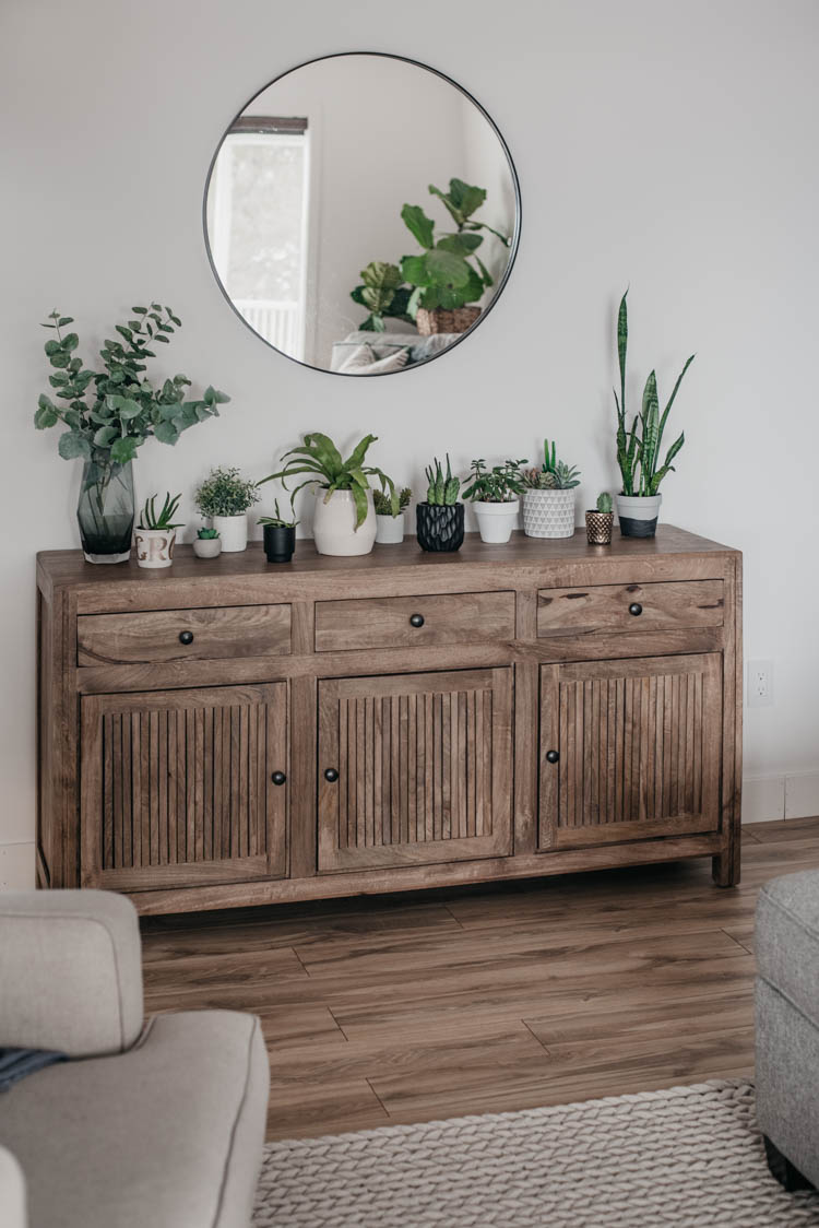Spring home tour full of plants, white walls and warm wood tones