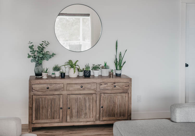 Spring home tour full of plants, white walls and warm wood tones