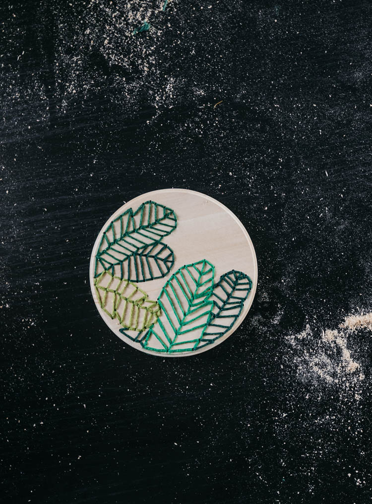 How to embroider on wood- love this modern take on a botanical embroidery hoop!