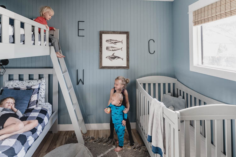 Shared boys bedroom with nordic details and a built in desk