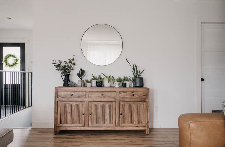 Console full of plants- the perfect way to decorate for summer without more STUFF