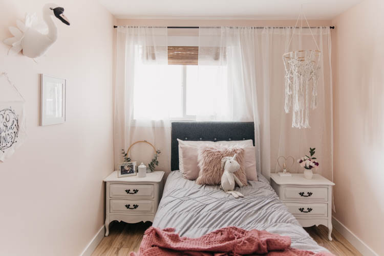 Sweet pink bedroom for a little girl with touches of summer decor