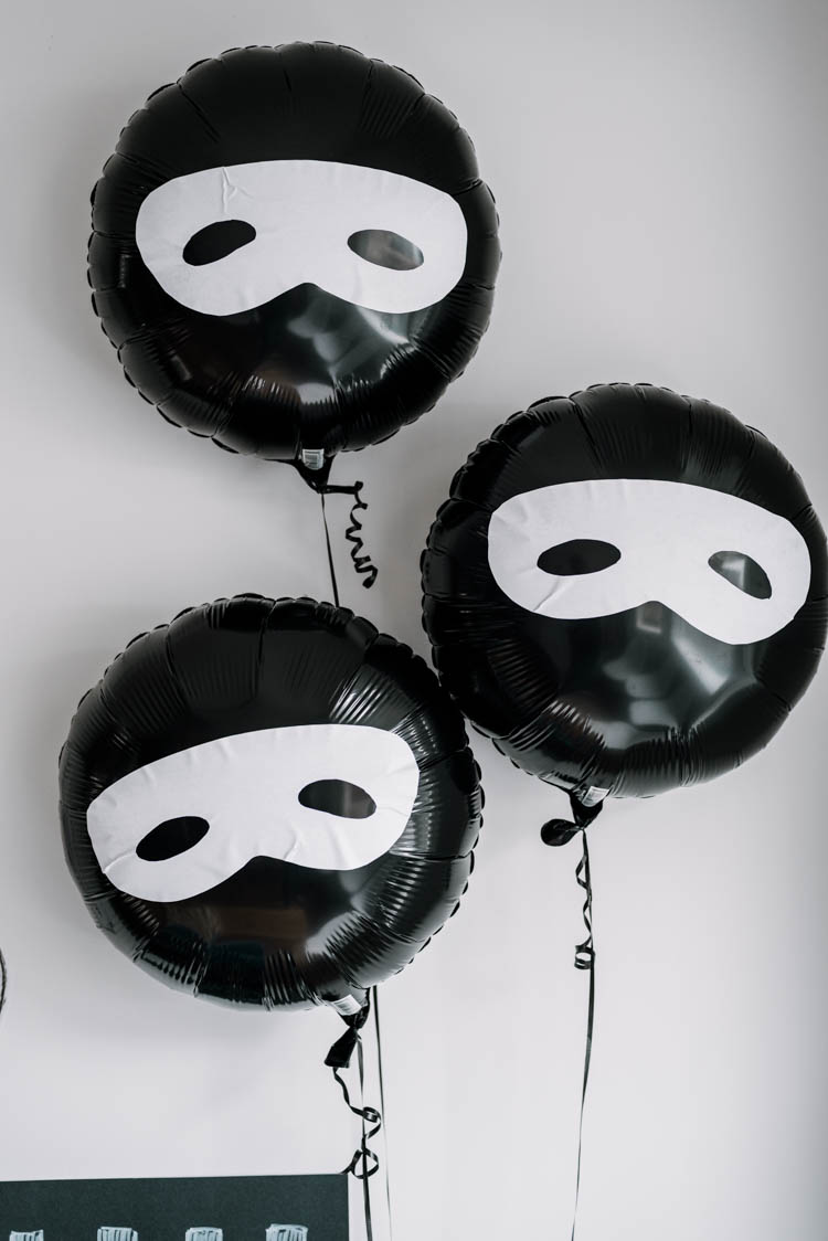 DIY Ninja balloons for a boys birthday party!