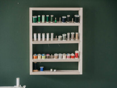 Free plans for a DIY thread shelf... with dowels to hold on thread