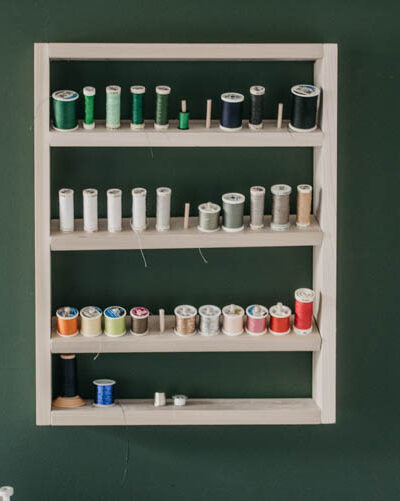 Free plans for a DIY thread shelf... with dowels to hold on thread