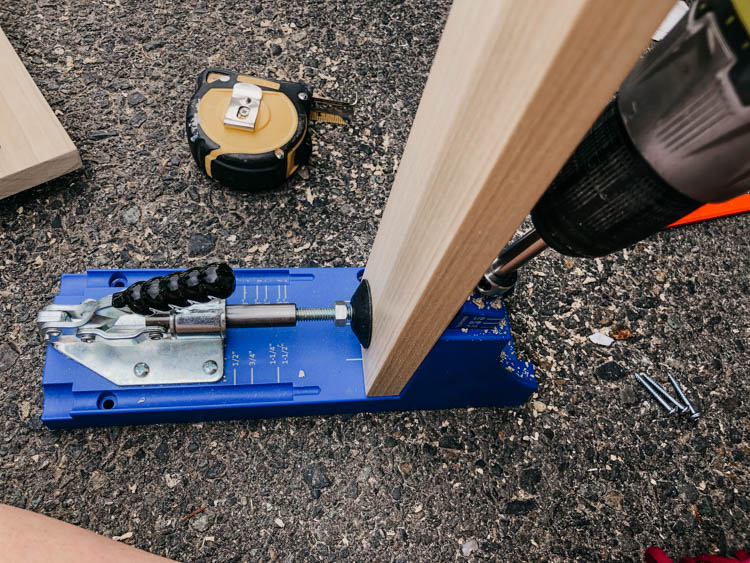 Use the kreg jig to join together wood at a right angle