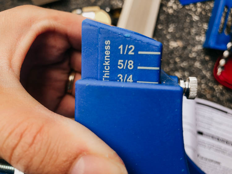 Use the kreg jig to join together wood at a right angle