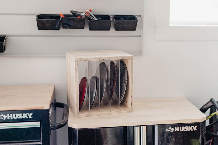 DIY Sawblade Storage box... love the clear dividers! Simple build using Kreg Jig