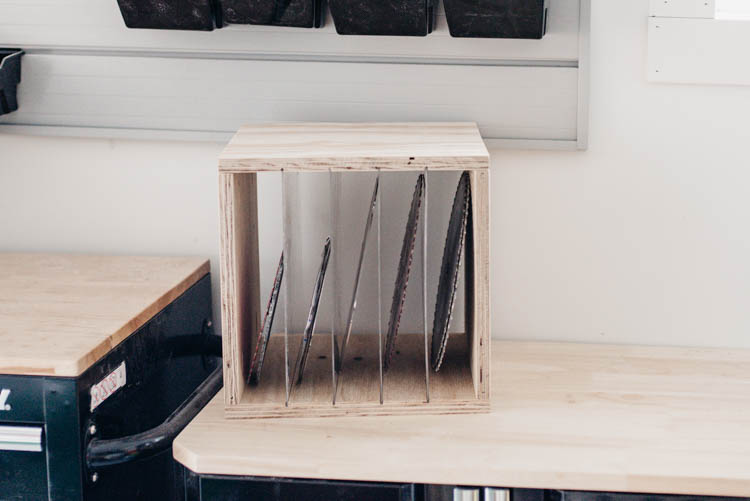 DIY Sawblade Storage box... love the clear dividers! Simple build using Kreg Jig