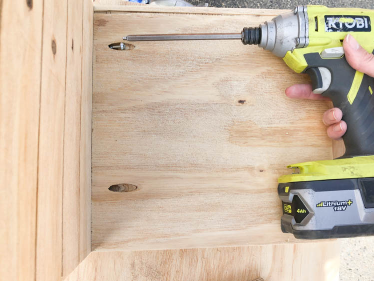 Assemble the saw blade storage box (free plans!) using pocket holes.