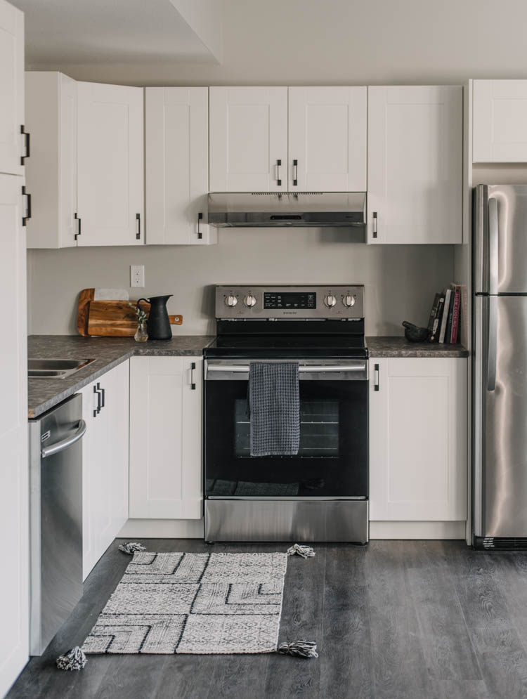 Tips to decorate any kitchen (like this basement kitchen!)