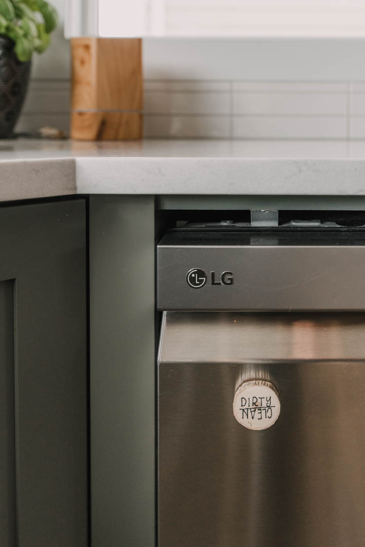 DIY Dishwasher Clean/ Dirty Magnet from dollar store supplies!
