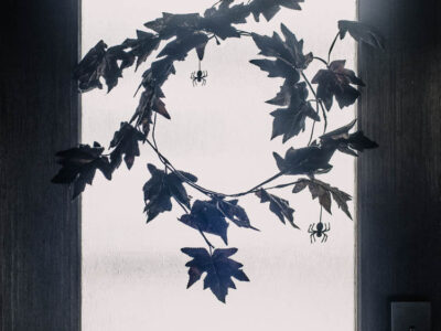 DIY Minimalist Halloween Wreath with little spiders